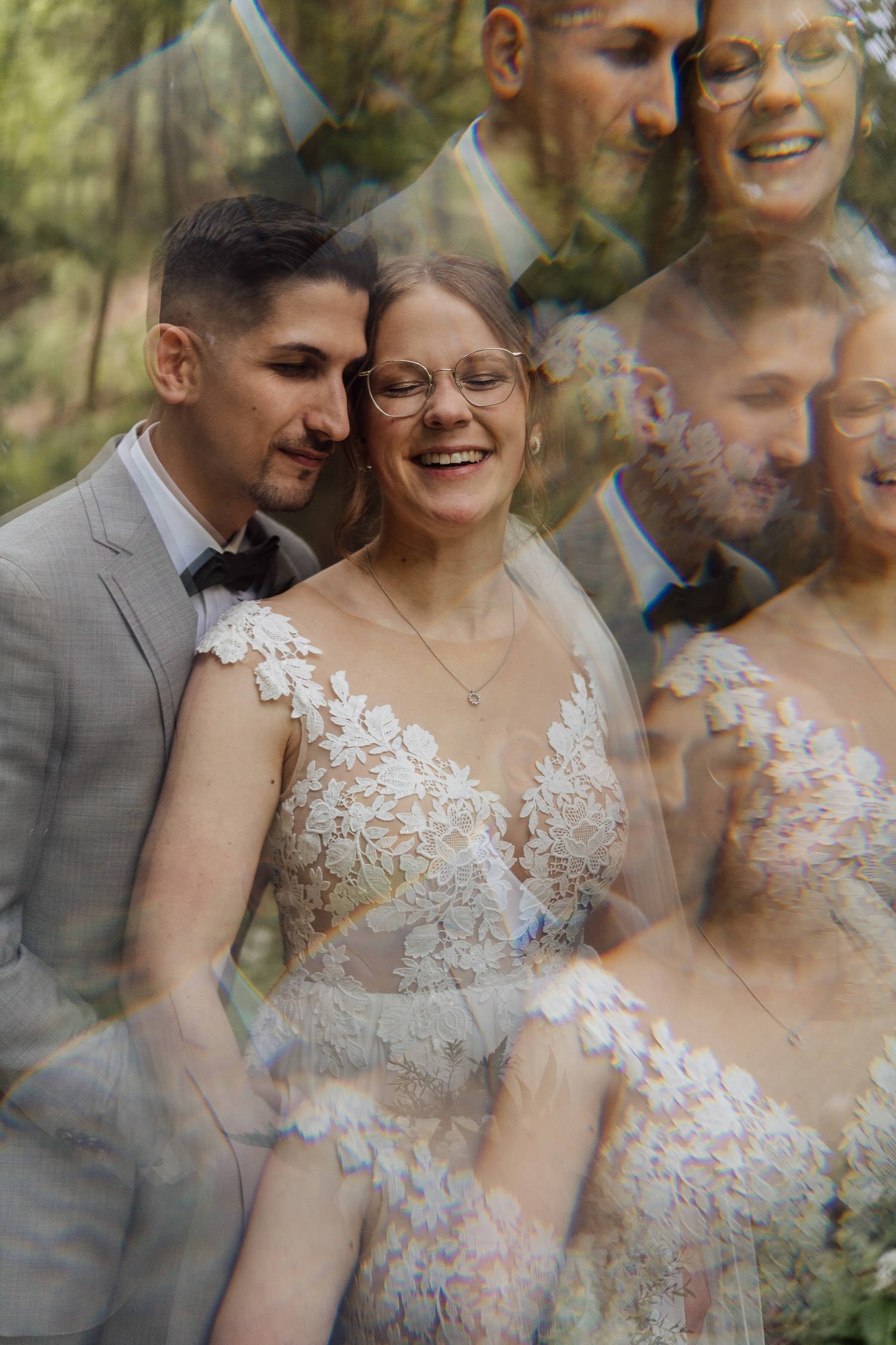 Hochzeitsfoto mit Prisma Effekt bei Outdoor-Hochzeit im Teutoburger Wald.