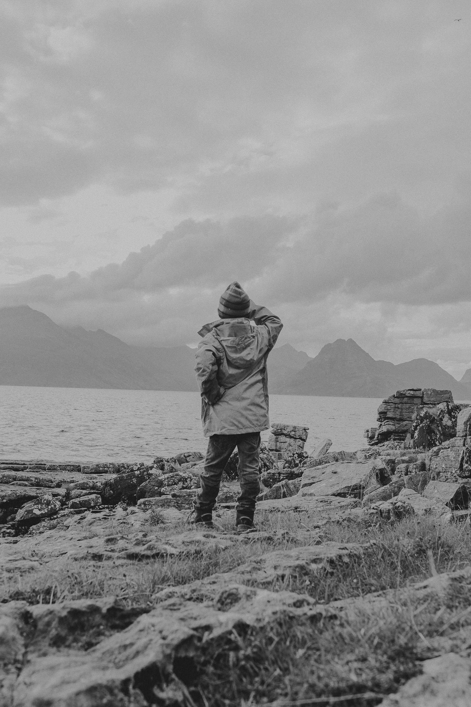 Kind schaut aufs Meer in Elgol Loch Coriusk